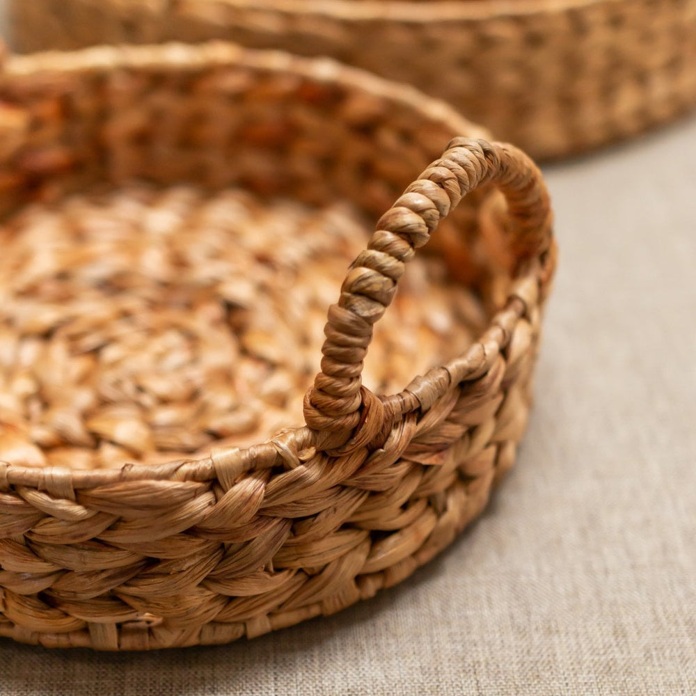 Beige woven water hyacinth tray with metal frame