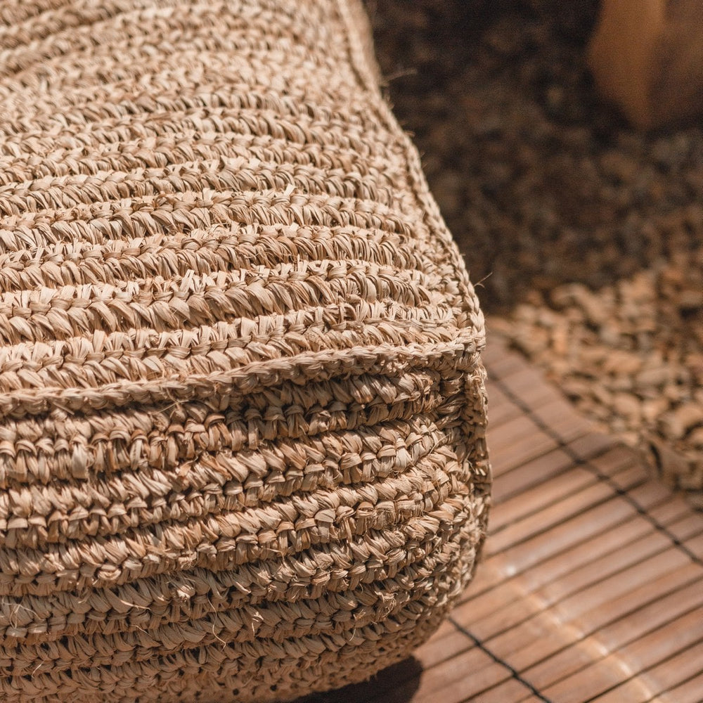 Beige woven raffia pouf